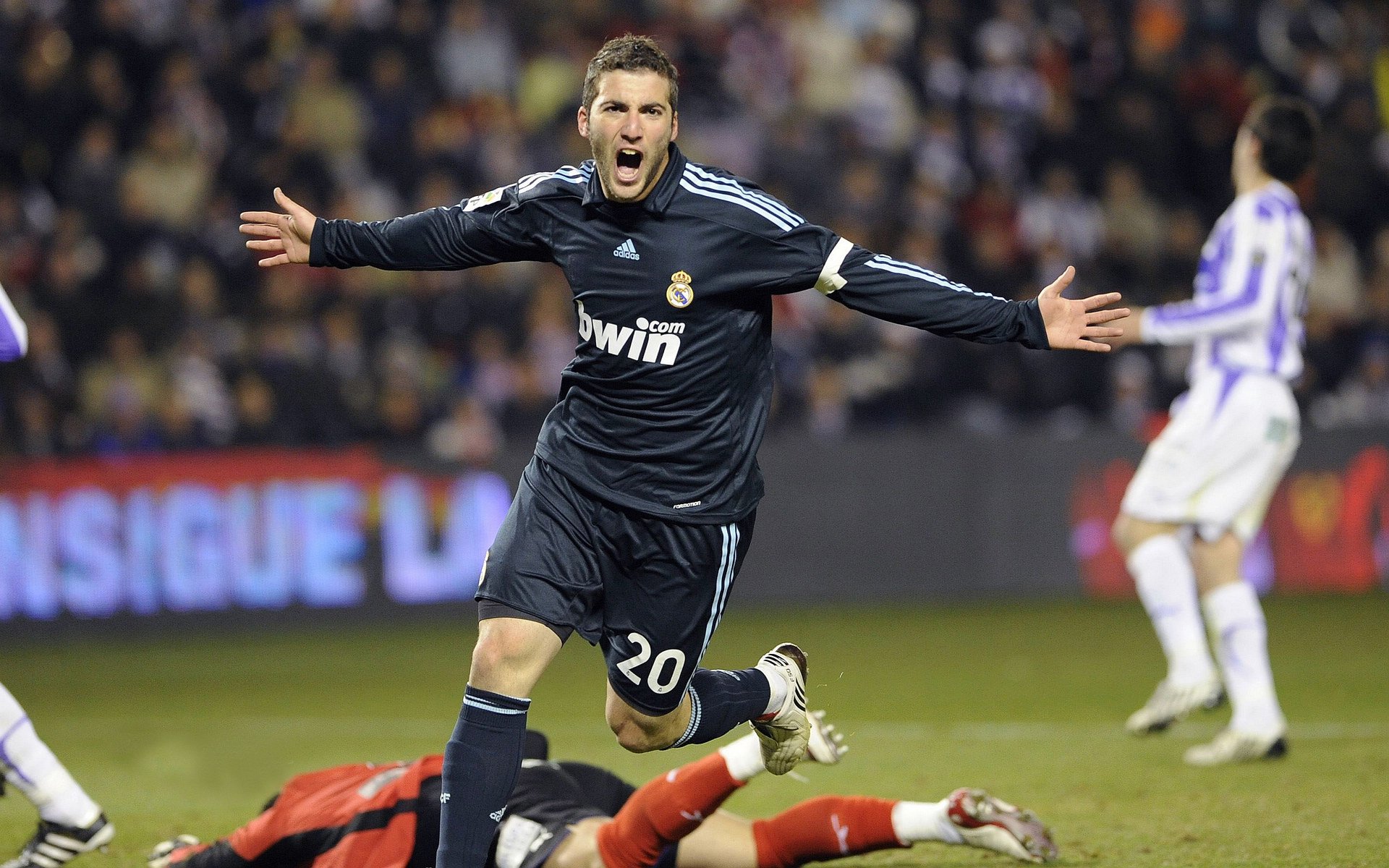 英超争夺白热化：每场都精彩绝伦！，英超热刺别名白百何